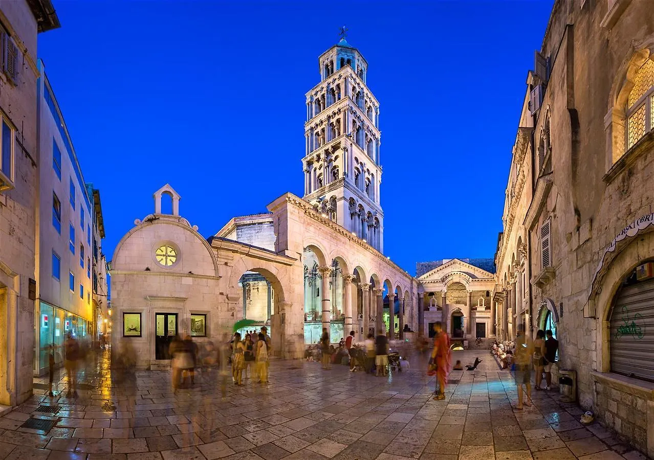 A Quiet Apartment With Balcony In Split