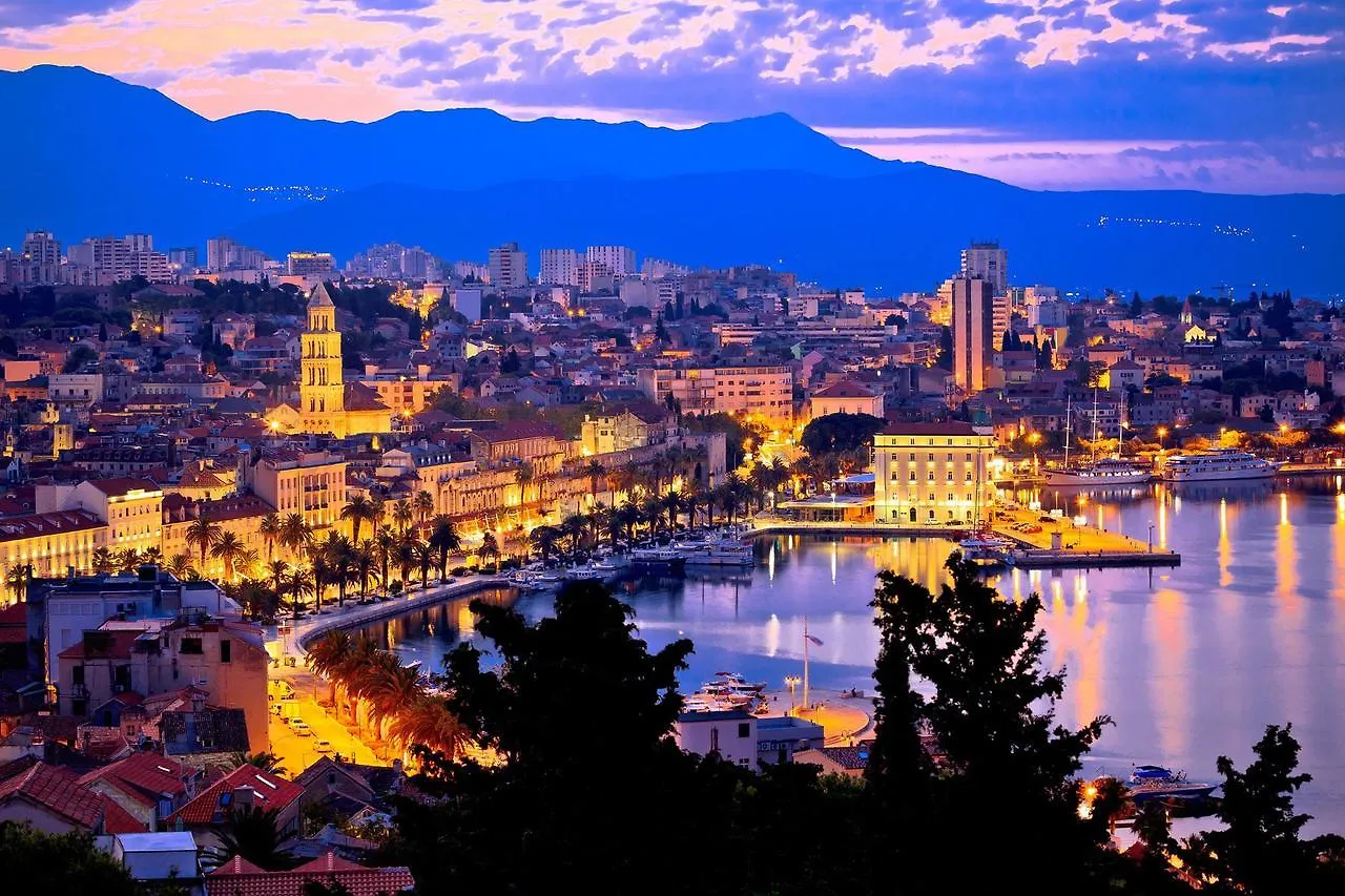 A Quiet Apartment With Balcony In Split