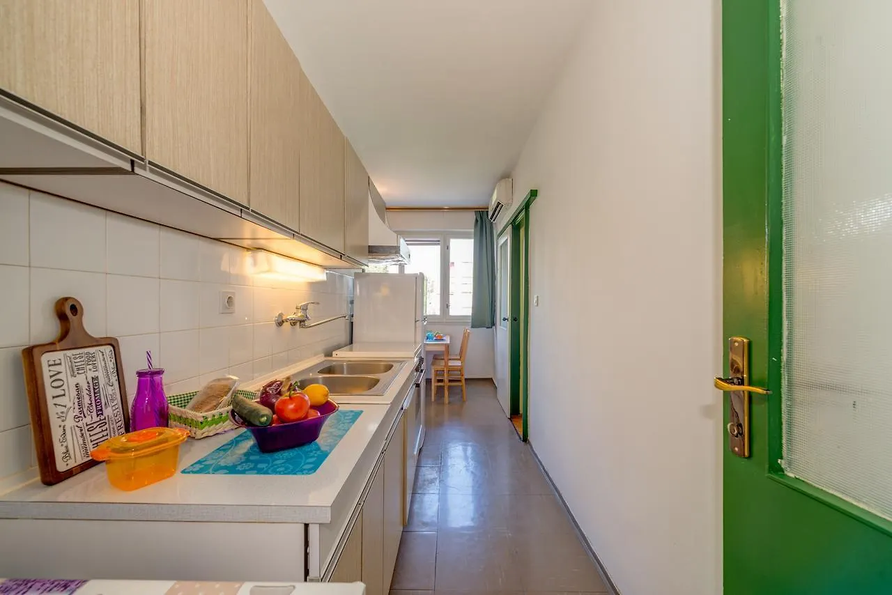 A Quiet Apartment With Balcony In Split