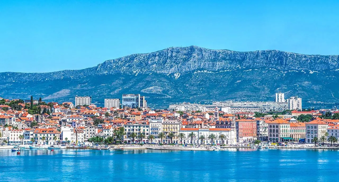 A Quiet Apartment With Balcony In Split